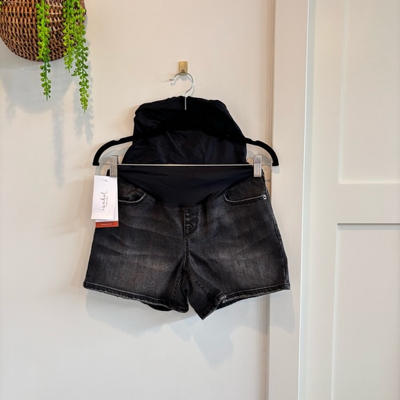 Isabel Maternity By Ingrid & Isabel NWT Black Shorts Crossover Panel 4.5 inseam - Picture 1 of 8